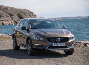 Volvo V60 D4 Cross Country 2015 года